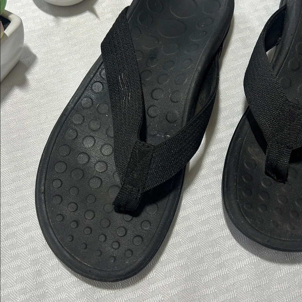 Vionic Wave 44 Black Flip-Flops 7 / 8 - Picture 3 of 15